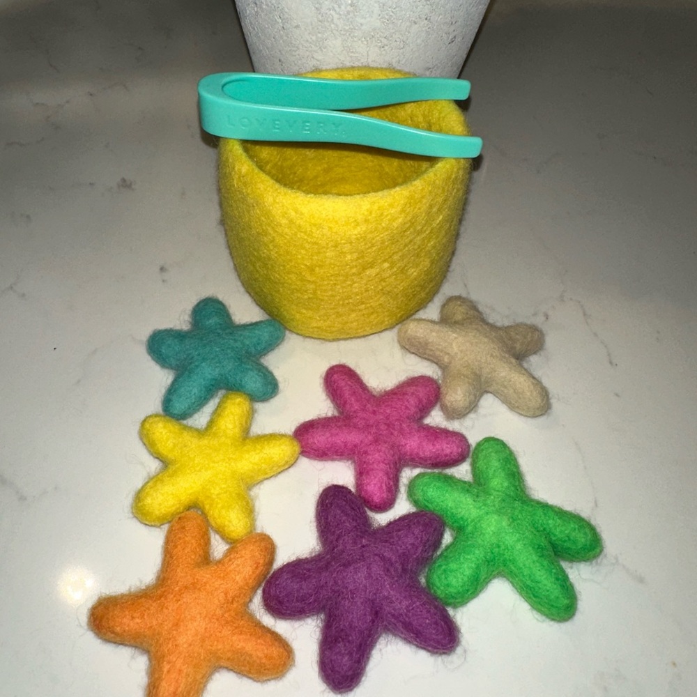 Loveyberry Felt Starfish Sorting Toy - Yellow Basket with Multicolor Starfish